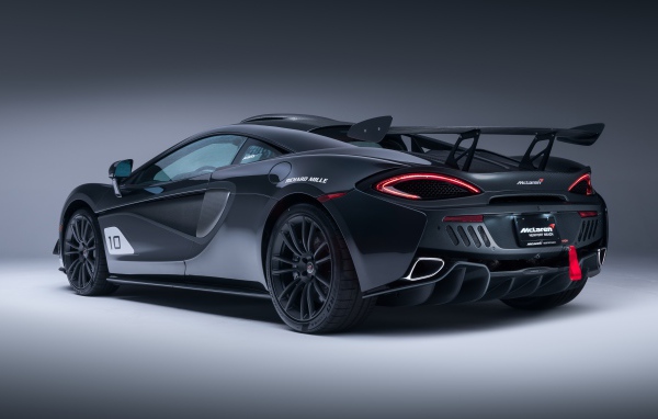 Гоночный автомобиль McLaren MSO X, 2018 вид сзади