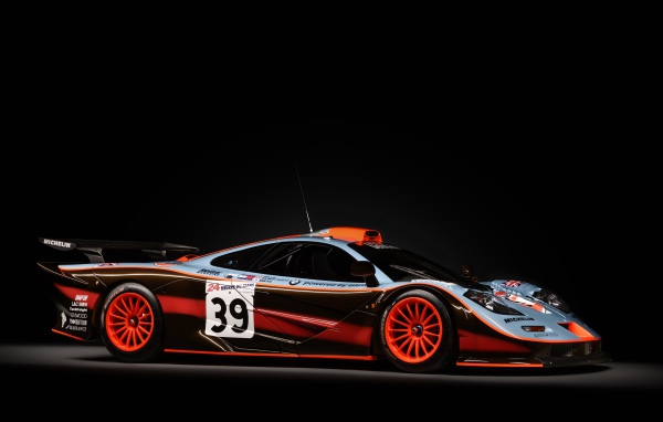 Гоночный автомобиль McLaren F1 GTR 25 на черном фоне