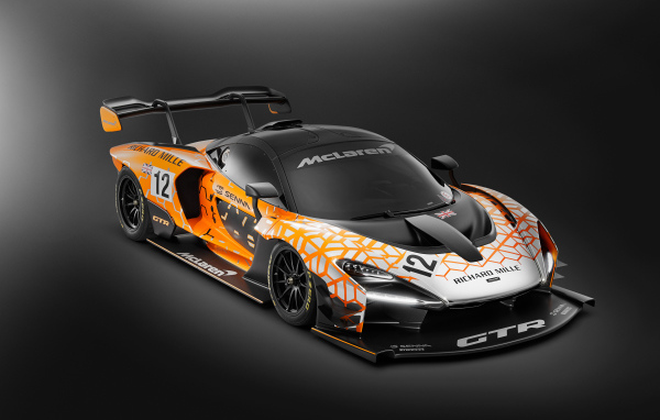 Гоночный автомобиль McLaren Senna GTR Concept на сером фоне
