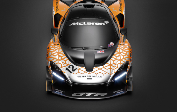 Гоночный автомобиль McLaren Senna GTR, 2018 на сером фоне