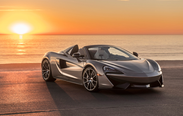 Серебристый  McLaren 570S Spider, 2018 на фоне заката