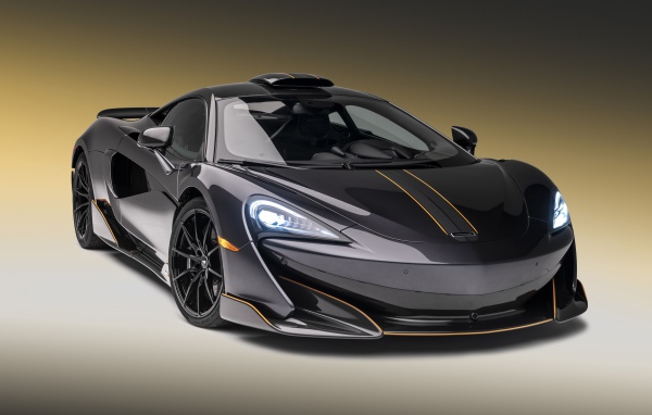 Серебристый спорткар McLaren 600LT, 2019