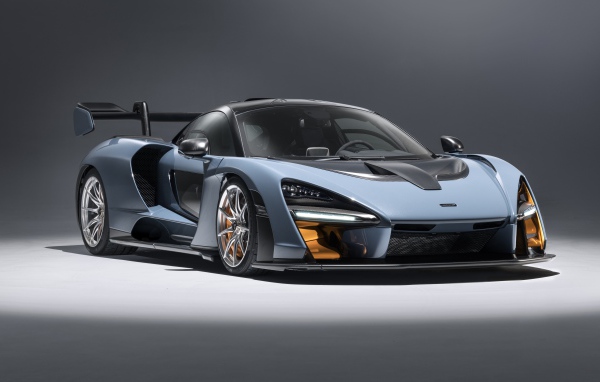 Серебристый спортивный автомобиль McLaren Senna, 2018