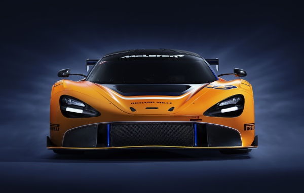 Спорткар McLaren 720S GT3, 2019 года вид спереди