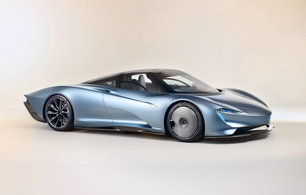 Стильный дорогой серебристый автомобиль McLaren Speedtail, 2020 