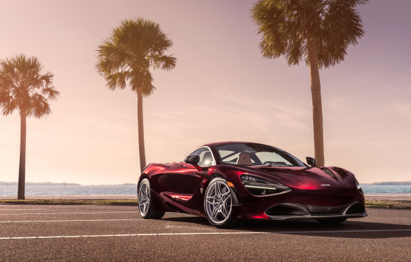 Бордовый спортивный автомобиль McLaren 720S, 2018 на фоне пальм