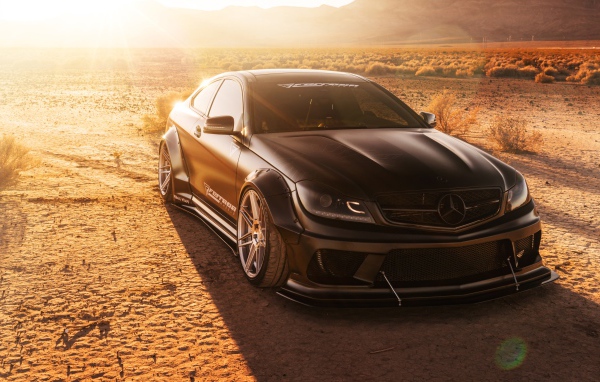 Черный автомобиль Ferrada LW Matte Mercedes в лучах солнца