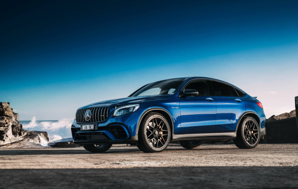 Синий автомобиль Mercedes GLC63 AMG, 2018 года вид сбоку