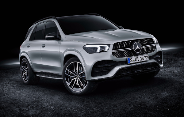 Серебристый Mercedes-Benz GLE 450 2019 года