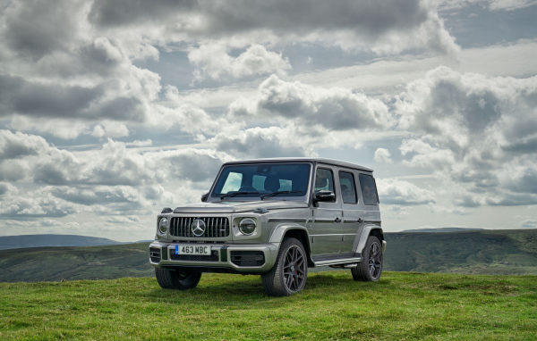 Серебристый автомобиль внедорожник Mercedes-AMG G 63, 2018