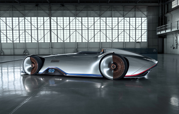 Серебристый футуристический автомобиль Mercedes-Benz Vision EQ 2018