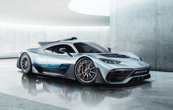 Серебристый спортивный автомобиль Mercedes-AMG Project One, 2018
