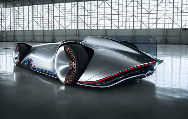 Суперкар Mercedes Benz Vision EQ Silver Arrow в ангаре