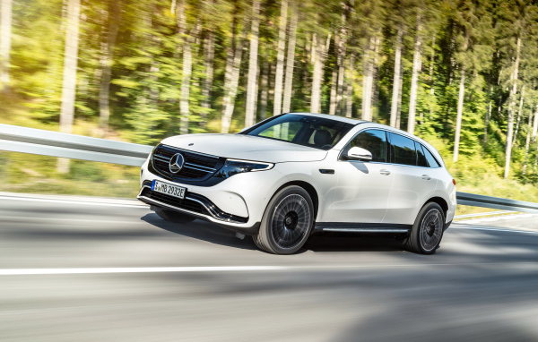 Белый внедорожник Mercedes-Benz EQC, 2020 года на трассе