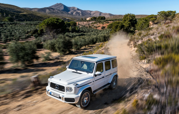 Белый внедорожник Mercedes AMG G 63 2018 года