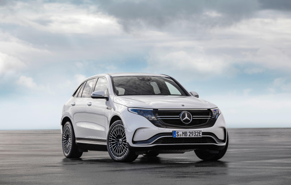 Белый автомобиль Mercedes-Benz EQC, 2020 года на фоне неба