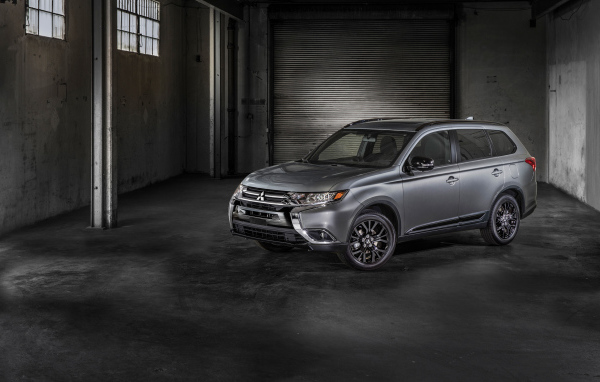 Серебристый внедорожник Mitsubishi Outlander, 2018