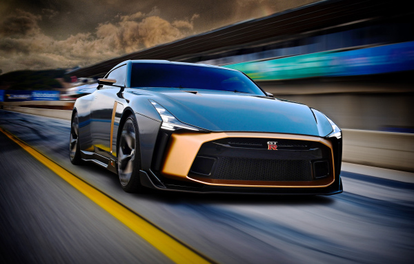 Черный спортивный автомобиль Nissan GT-R50 2018 года на трассе