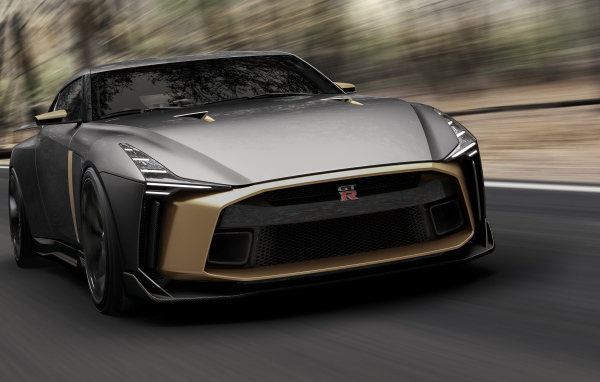 Автомобиль Nissan GT-R50 концепт на трассе