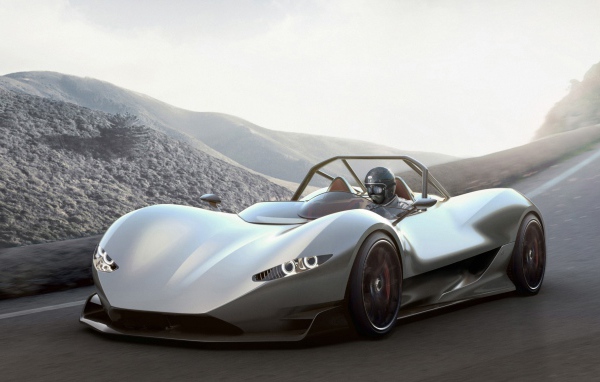 Серебристый спорткар Aznom SerpaS на трассе, 2018