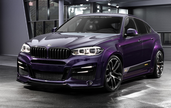 Автомобиль Lumma Design CLR X6R в гараже