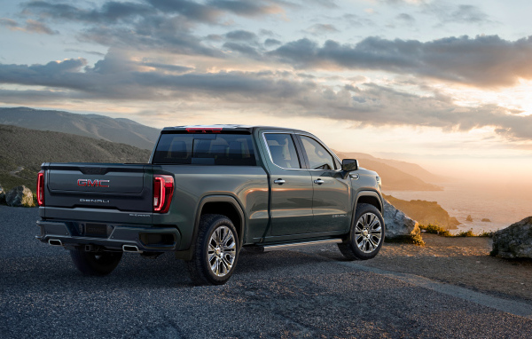 Пикап GMC Sierra Rear Side, 2019 года на берегу океана