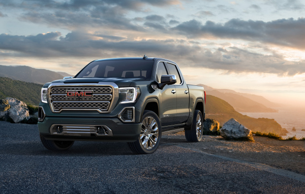 Серебристый автомобиль пикап GMC Sierra, 2019 года 