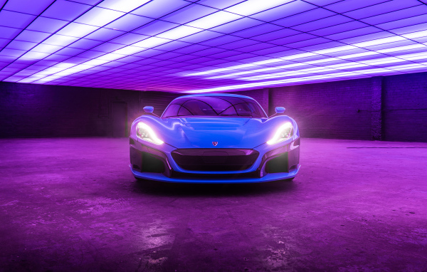 Спортивный автомобиль Rimac C Two California Edition, 2018 с включенными фарами