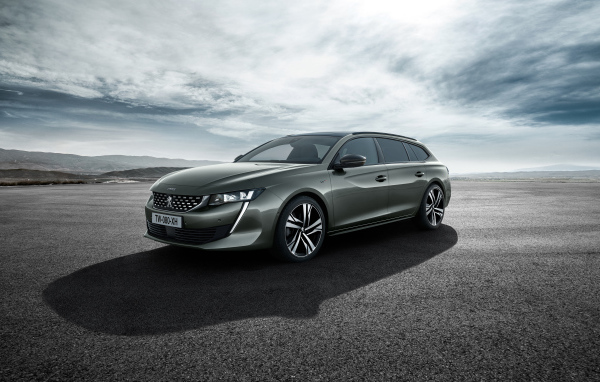 Автомобиль Peugeot 508 SW GT 2018 на фоне неба
