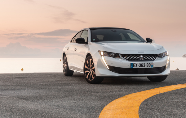 Белый автомобиль Peugeot 508 GT Line