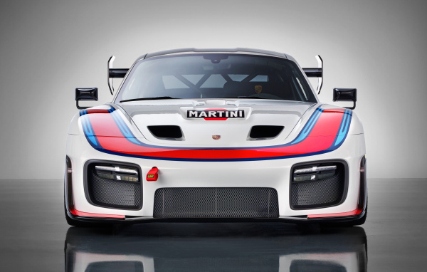 Спортивный автомобиль Porsche 935 2019 года вид спереди
