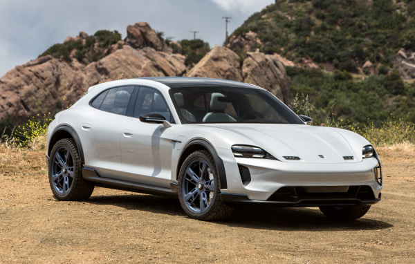 Белый автомобиль Porsche Mission E Cross Turismo 2018