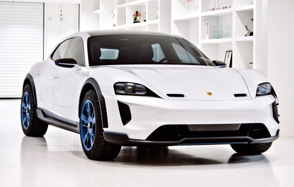Белый автомобиль Porsche Mission E Cross Turismo, 2018,