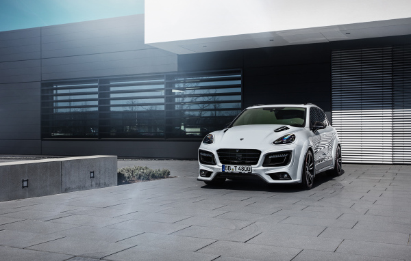 Белый автомобиль Porsche techart magnum sport 30 years