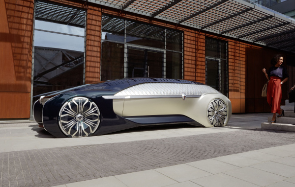 Инновационный автомобиль Renault EZ-Ultimo 2018 у здания