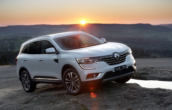 Белый внедорожник Renault Koleos, 2017 на фоне заката