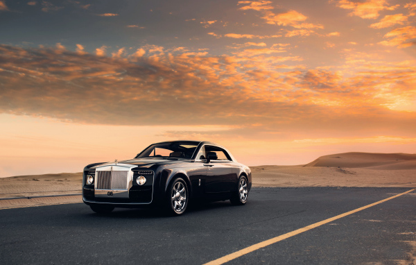 Черный Rolls Royce Sweptail  на фоне красивого неба