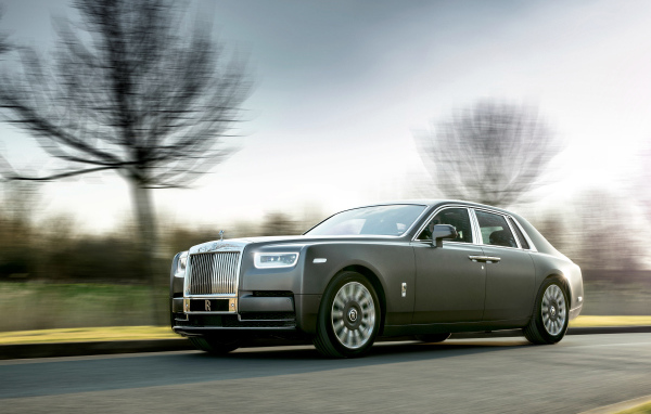 Дорогой автомобиль Rolls Royce Phantom, 2018 на скорости 