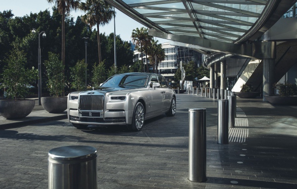 Серебристый стильный Rolls Royce Phantom 2018