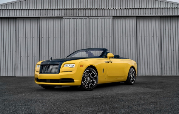 Желтый автомобиль кабриолет Rolls-Royce Dawn, 2018