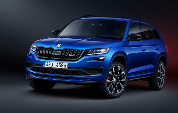 Синий внедорожник Skoda Kodiaq RS 2019 года на сером фоне