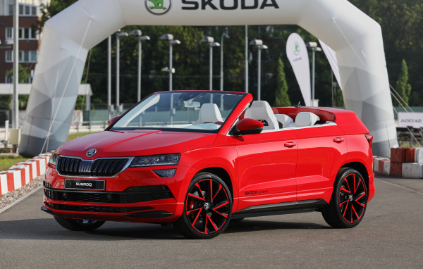 Красный новый автомобиль Skoda Sunroq Concept 2018