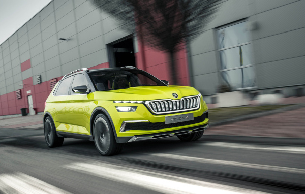 Автомобиль Skoda Vision X, 2018 года в движении