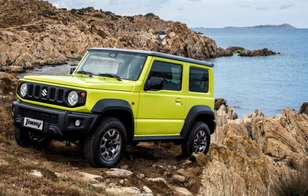 Желтый внедорожник Suzuki Jimny AllGrip 2018 года