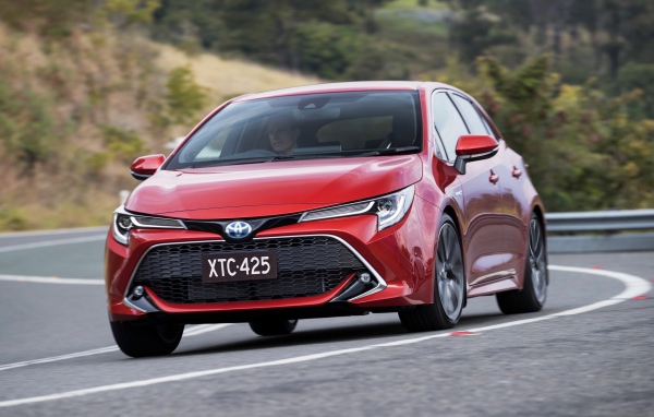 Красный автомобиль Toyota Corolla 2019 года на трассе