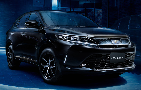 Черный стильный автомобиль Toyota Harrier  2018 года