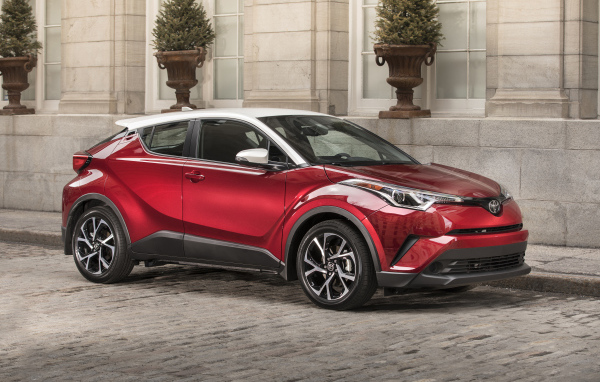 Красный стильный кроссовер Toyota C-HR