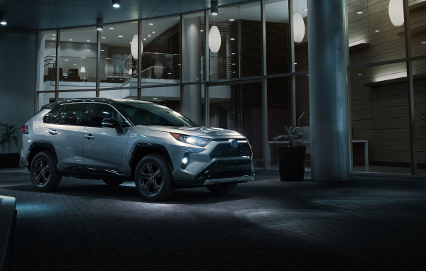 Серебристый внедорожник Toyota RAV4, 2019