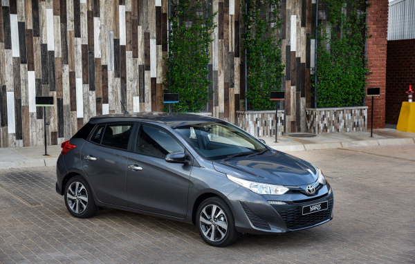 Серебристый автомобиль Toyota Yaris, 2018