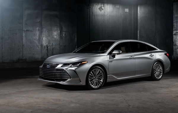 Серебристый новый автомобиль Toyota Avalon Hybrid, 2019